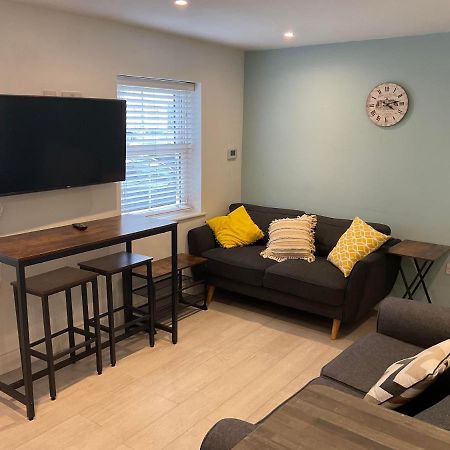 2 Bed Home From Home Apartments Лондон Экстерьер фото