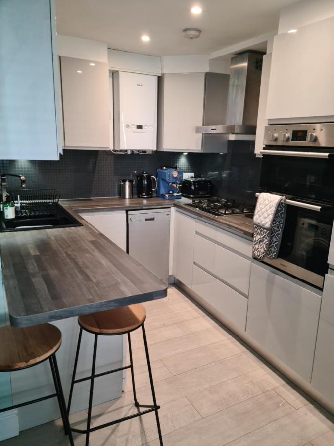 2 Bed Home From Home Apartments Лондон Экстерьер фото