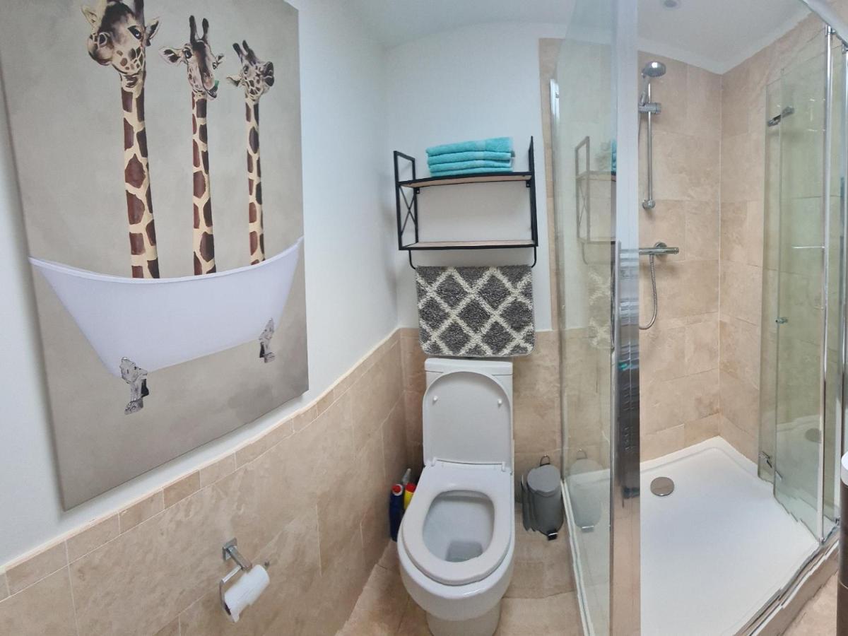 2 Bed Home From Home Apartments Лондон Экстерьер фото