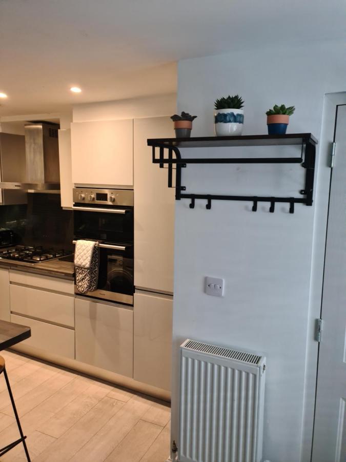 2 Bed Home From Home Apartments Лондон Экстерьер фото